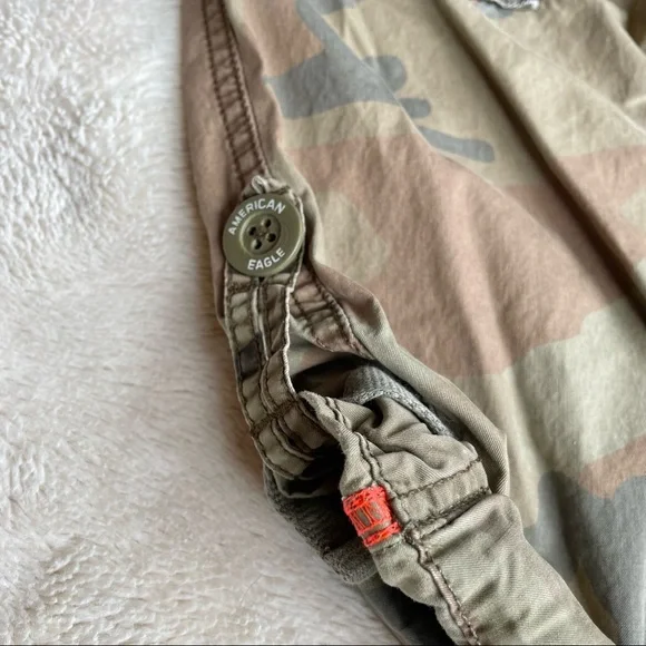 🦅American Eagle 3/4 Length Camo Pants - Picture 3 of 6